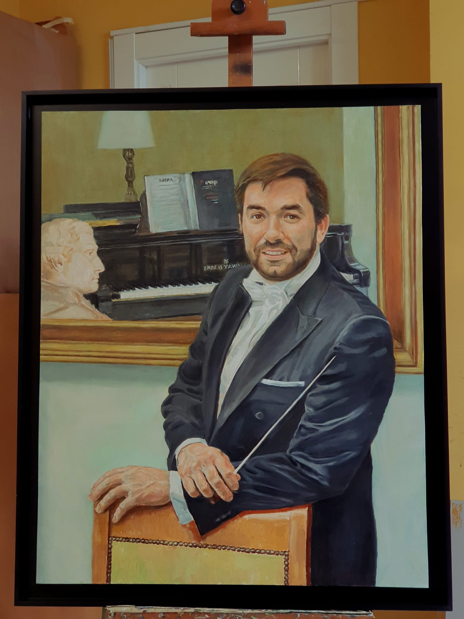 Ernesto Monsalve según el pintor Pablo Sarabia, en un retrato al óleo de 2025, que conmemora sus XX años al frente de la JOSVa. Propiedad de la Fundación Eme.
